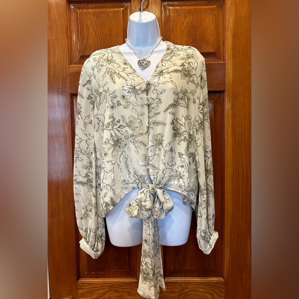 Vince Camuto EUC Floral Print Tie-Hem Blouse S
